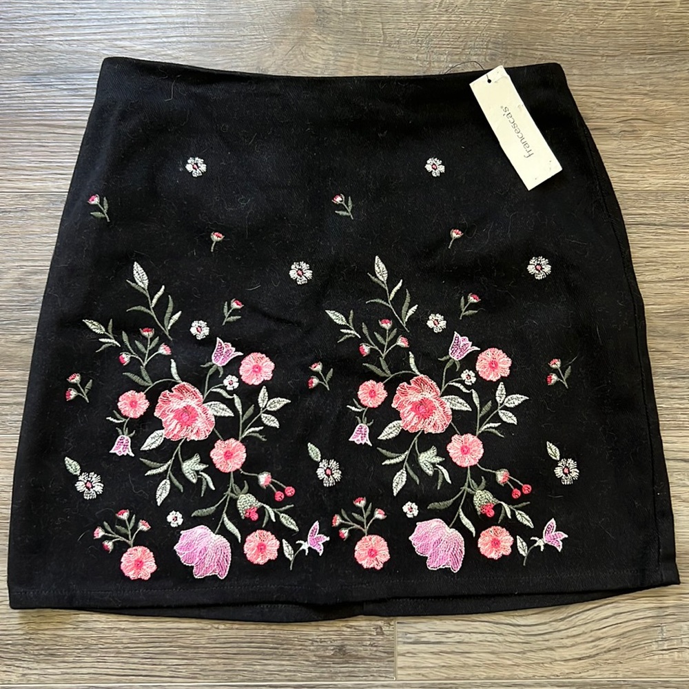 Mi ami skirt, XS, black with embroidered flowers, NWT